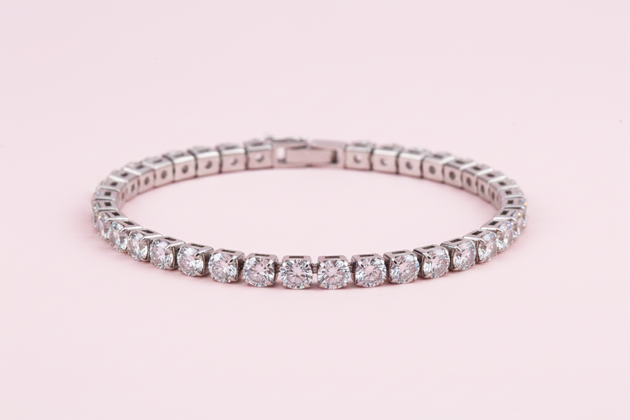Diamantarmband auf Rosé-Hintergrund